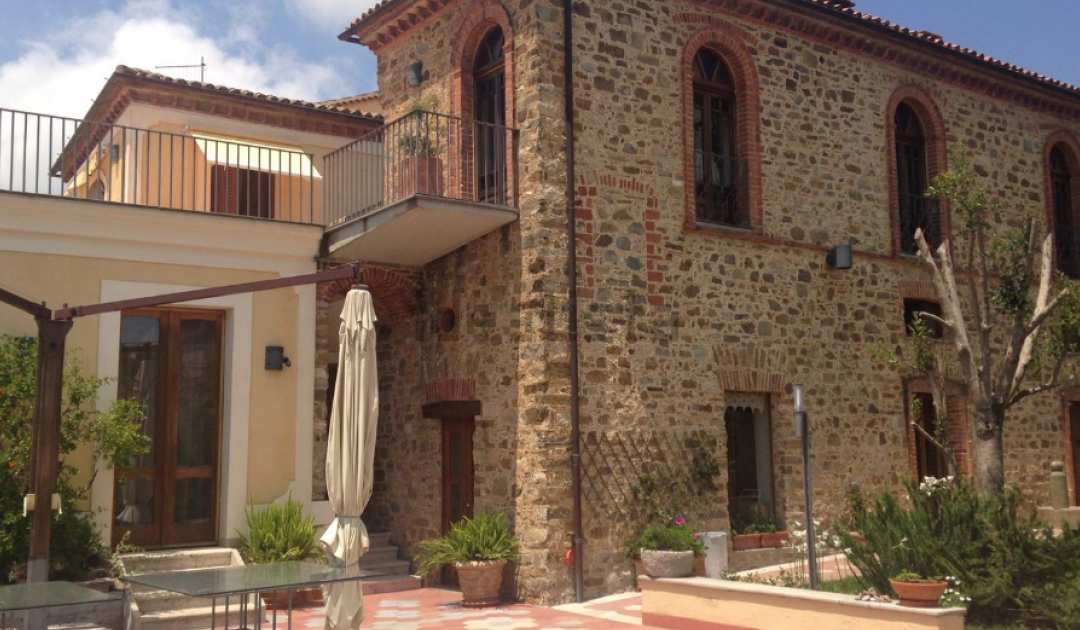 In vendita per un milione e 300mila euro un palazzo d’epoca Normanna nel Cilento