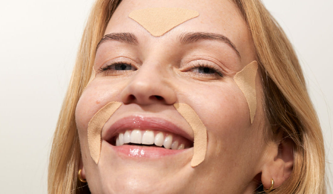 Un cerotto ti fa bella: dai patch occhi al face taping per le rughe, ecco il nuovo trend di bellezza che fa risparmiare tempo e fatica