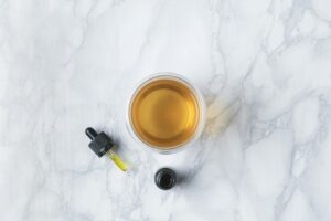 Tra bellezza, skincare e benessere: i benefici dell’olio ai CBD scientificamente provati